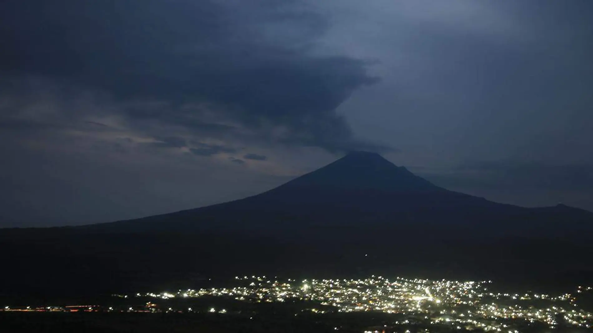 Comienzan a sentirse las bajas temperaturas y con ello la actividad del volcán Popocatépetl comienza a incrementar